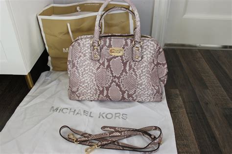 michael kors väska äkta eller oäkta - Fake Check: Så här känner du igen en äkta Michael Kors.